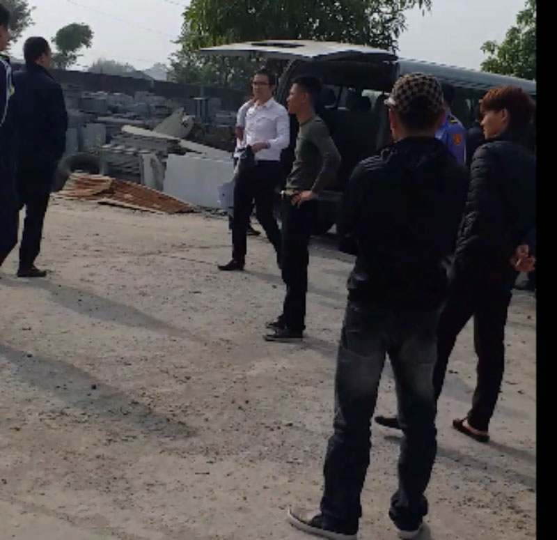 nhom-thanh-nien-la-mat