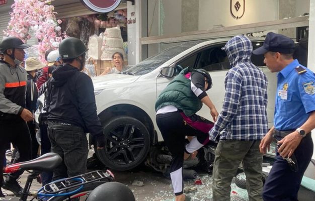 nu tai xe lui xe tu vong bao ve tai cua hang trang suc 2