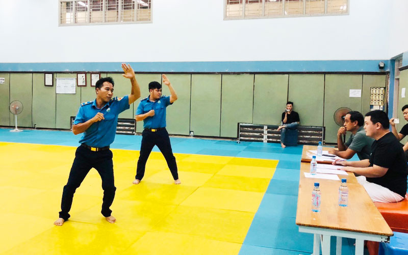 Sau 3 tháng tập luyện, các học viên phải vượt qua bài thi mới được Trung tâm võ thuật cấp chứng chỉ hoàn thành khóa học võ thuật doi-bao-ve-hoan-thanh-khoa-hoc-1