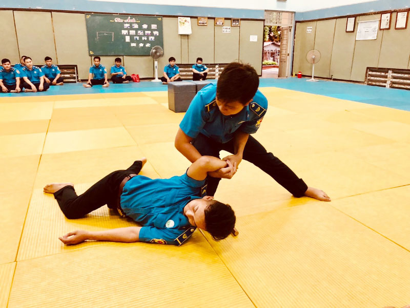 Bảo vệ cần có võ thuật để rèn luyện tính nhanh nhẹn để xử lý các tình huống xung đột doi-bao-ve-hoan-thanh-khoa-hoc-2