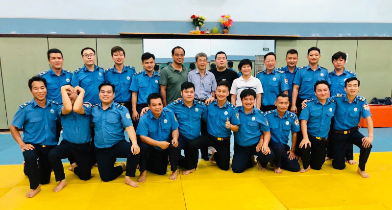 18 thành viên Đội bảo vệ BV Da Liễu TP.HCM hoàn thành khóa học võ thuật và được trung tâm cấp giấy chứng nhận hoàn thành khóa học doi-bao-ve-hoan-thanh-khoa-hoc-5