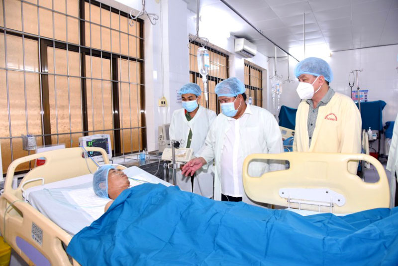 Ông Nguyễn Minh Luân - Phó Chủ tịch UBND tỉnh Cà Mau (thứ 2 từ trái sang) và Đại tá Lê Tấn Vinh - Phó Giám đốc phụ trách Công an tỉnh (thứ nhất, bên trái sang) thăm hỏi, động viên và trao kinh phí hỗ trợ điều trị cho anh Trần A Đal. mot-nhan-vien-bao-ve-an-ninh-bi-thuong-khi-lam-nhiem-vu