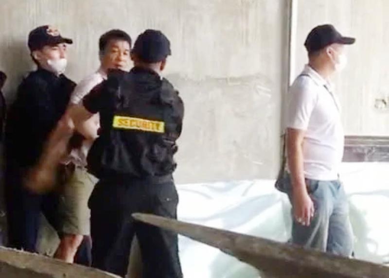 Nhóm người khống chế, đập phá nhà anh Kiều Quang Đức (số 204 Phan Bá Vành, phường Cổ Nhuế 1) ngày 11/5/2025. Ảnh: Cao Sơn. bao-ve-cong-ty-vigeba-dap-pha-nha-dan-1